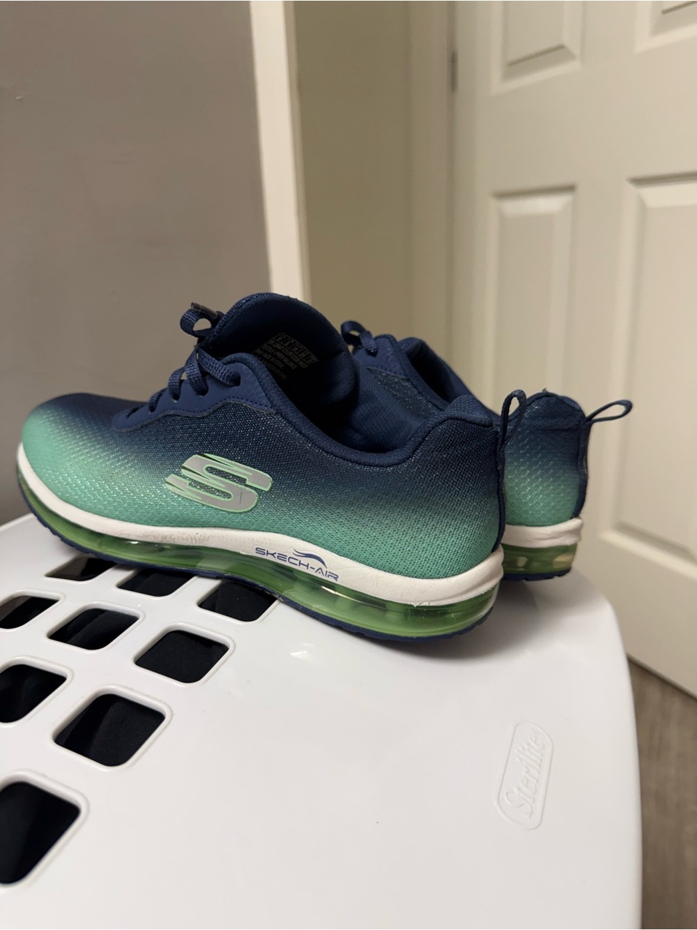 Skechers women Navy to Teal Gradient Air-Cushion Sneakers